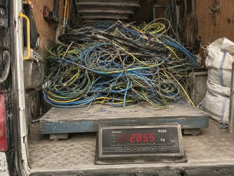 Cable load on the platform scale in the back of a PMR van, indicator reading 285.5 kilograms